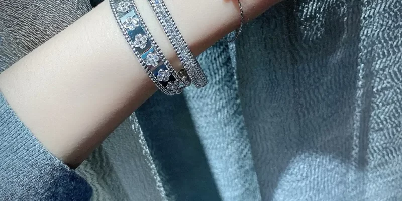 选购指南：2023热门结婚对戒款式与搭配技巧，助力浪漫婚典！