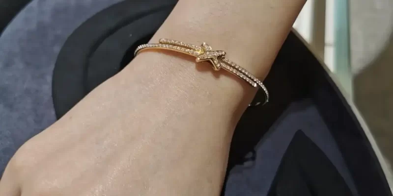 浪漫求婚必备：揭秘如何挑选完美求婚钻戒，让你的爱情熠熠生辉！
