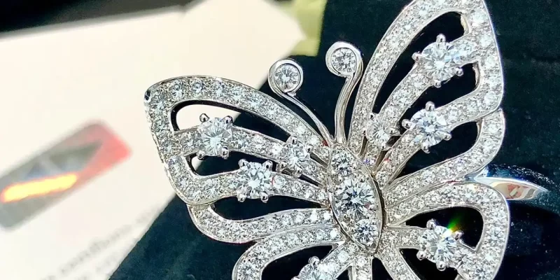 求婚钻戒挑选攻略：揭秘选购技巧与完美搭配，助你浪漫求婚成功！