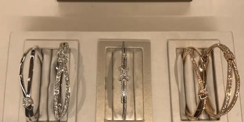 求婚钻戒选购攻略：挑选完美钻戒的五大秘诀与热门品牌推荐！
