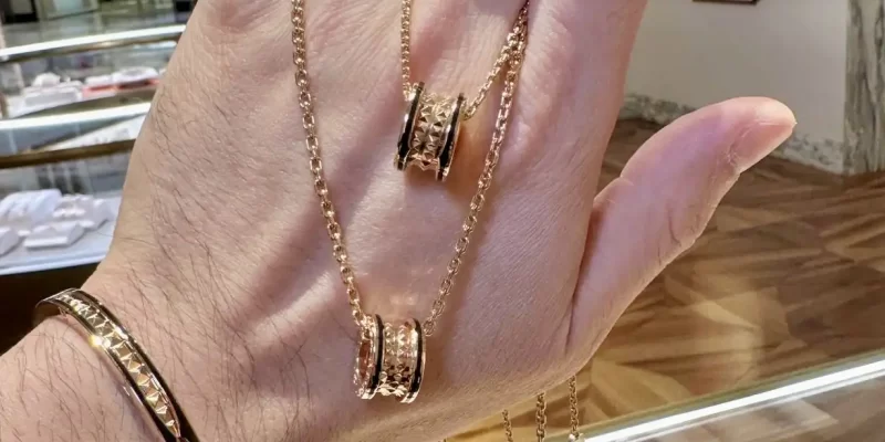 挑选完美求婚钻戒：选购指南与热门品牌推荐，助你浪漫求婚一臂之力！