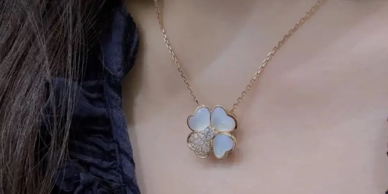 求婚钻戒选购攻略：如何挑选完美钻戒征服心爱的人的心？- 钻戒推荐与购买技巧