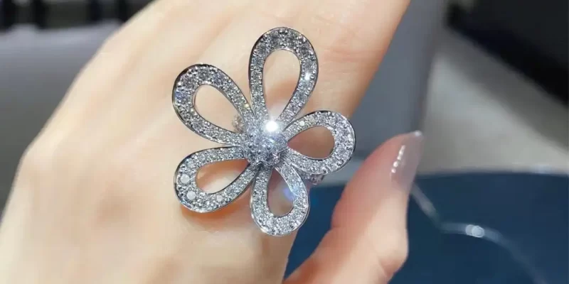 如何挑选完美求婚钻戒：钻戒选购攻略与SEO优化关键词指南