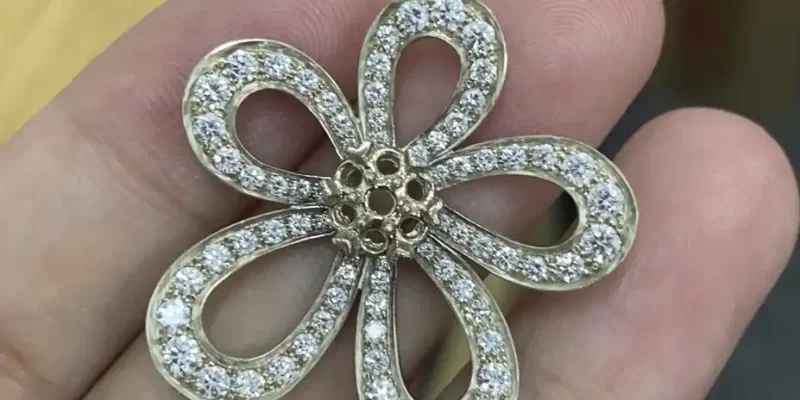 选购求婚钻戒：如何挑选完美款式，提升求婚成功率秘诀大揭秘！