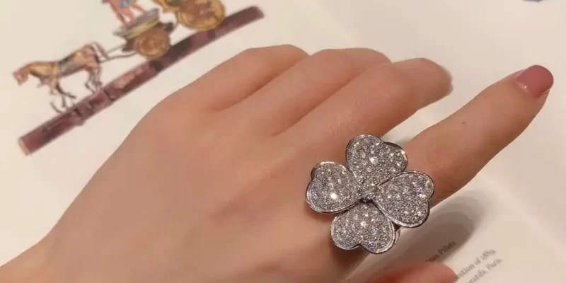 求婚钻戒选购攻略：如何挑选完美婚戒，抓住她心动的一刻！