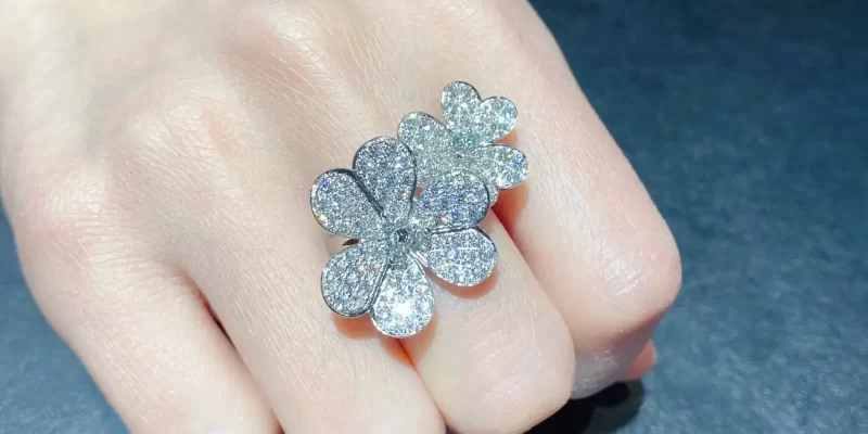 求婚必备！揭秘选购求婚钻戒的五大技巧与热门款式推荐