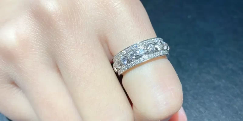浪漫求婚必备！2023年最受欢迎的求婚钻戒款式及选购攻略