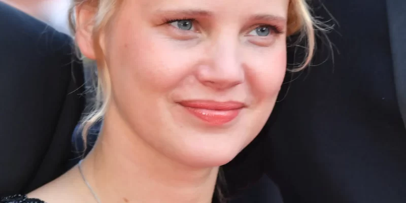 求婚钻戒选购攻略：挑选完美婚戒的5大秘诀与热门品牌推荐！