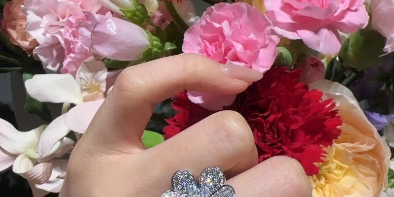 如何挑选完美求婚钻戒：钻戒挑选攻略与选购技巧解析