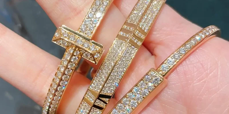 如何挑选完美求婚钻戒：专家推荐与选购指南，助你成功求婚！【钻戒选购攻略】