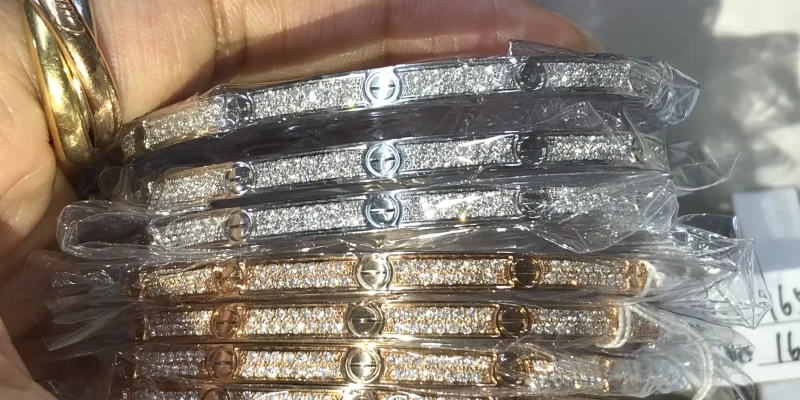 浪漫求婚必备：揭秘选购求婚钻戒的5大技巧与热门款式推荐！