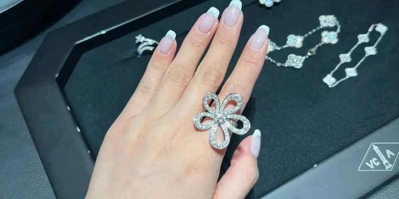 如何挑选完美求婚钻戒：选购指南与热门品牌推荐，助力浪漫求婚时刻！