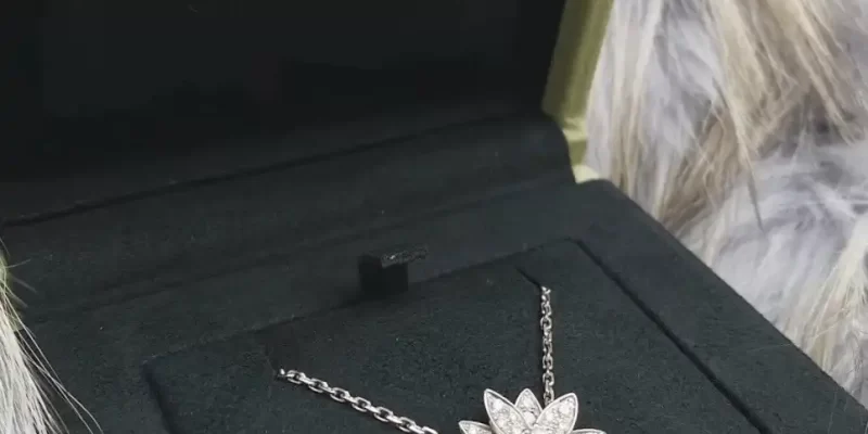 求婚必备！揭秘最受欢迎的求婚钻戒款式及选购技巧