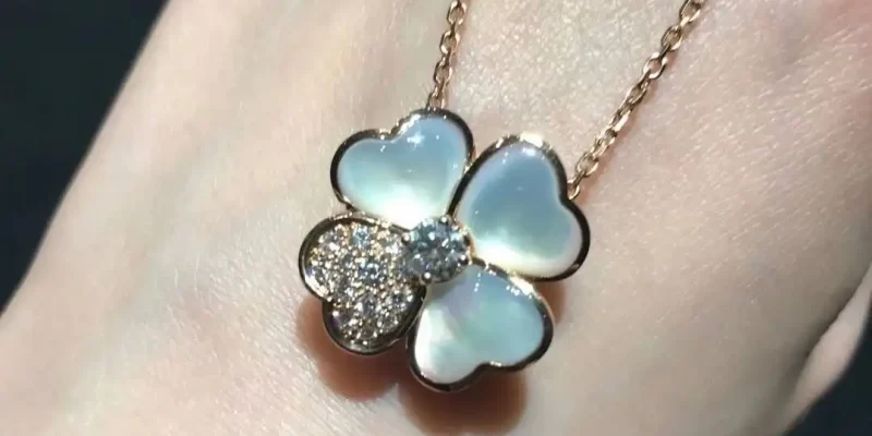 求婚必备！2023热门求婚钻戒款式盘点，挑选指南及选购技巧解析