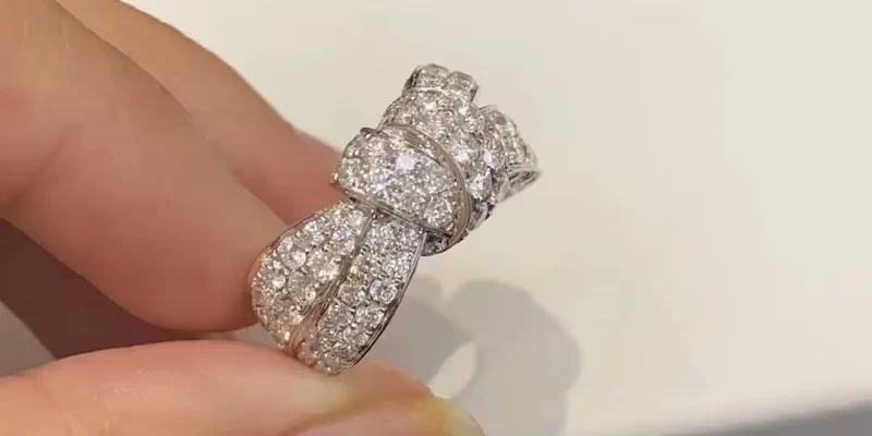 选购求婚钻戒：挑选指南与热门品牌推荐，助你打造浪漫求婚时刻！