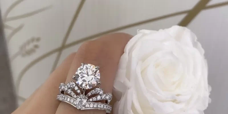 求婚钻戒选购攻略：挑选完美戒指，让爱情绽放璀璨光芒！