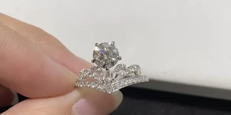 选购求婚钻戒攻略：挑选完美款式，打造浪漫求婚氛围！- 2023钻戒选购指南