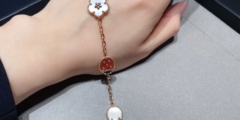如何挑选完美求婚钻戒：钻戒挑选攻略与选购技巧揭秘