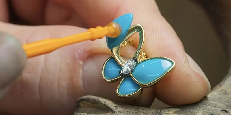 求婚必备！揭秘热门求婚钻戒品牌及挑选技巧，让你的爱情闪耀永恒光芒