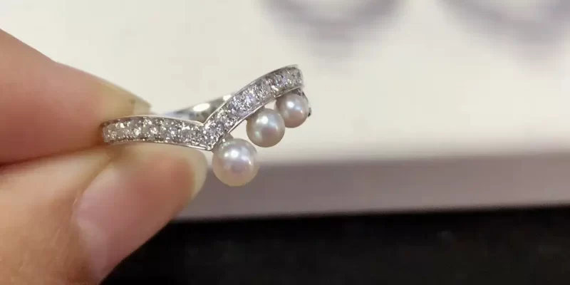 一篇关于求婚钻戒的选购指南：如何挑选适合自己的钻戒
