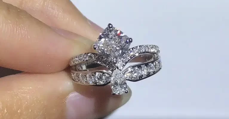 求婚必备！如何挑选完美求婚钻戒：挑选指南+热门品牌推荐