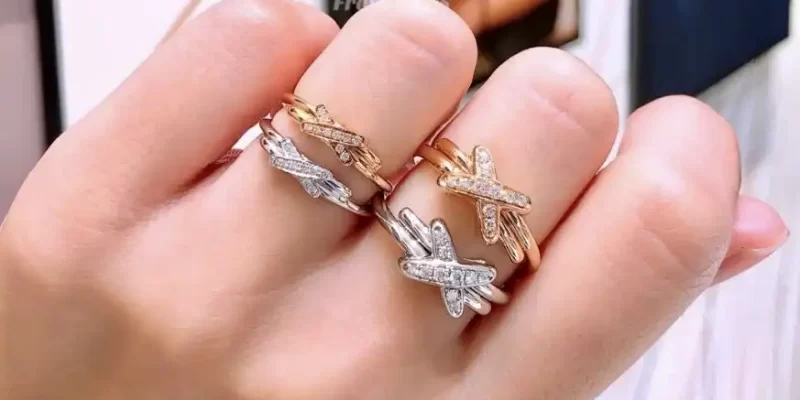 如何挑选完美求婚钻戒：钻戒选购攻略与热门款式推荐！