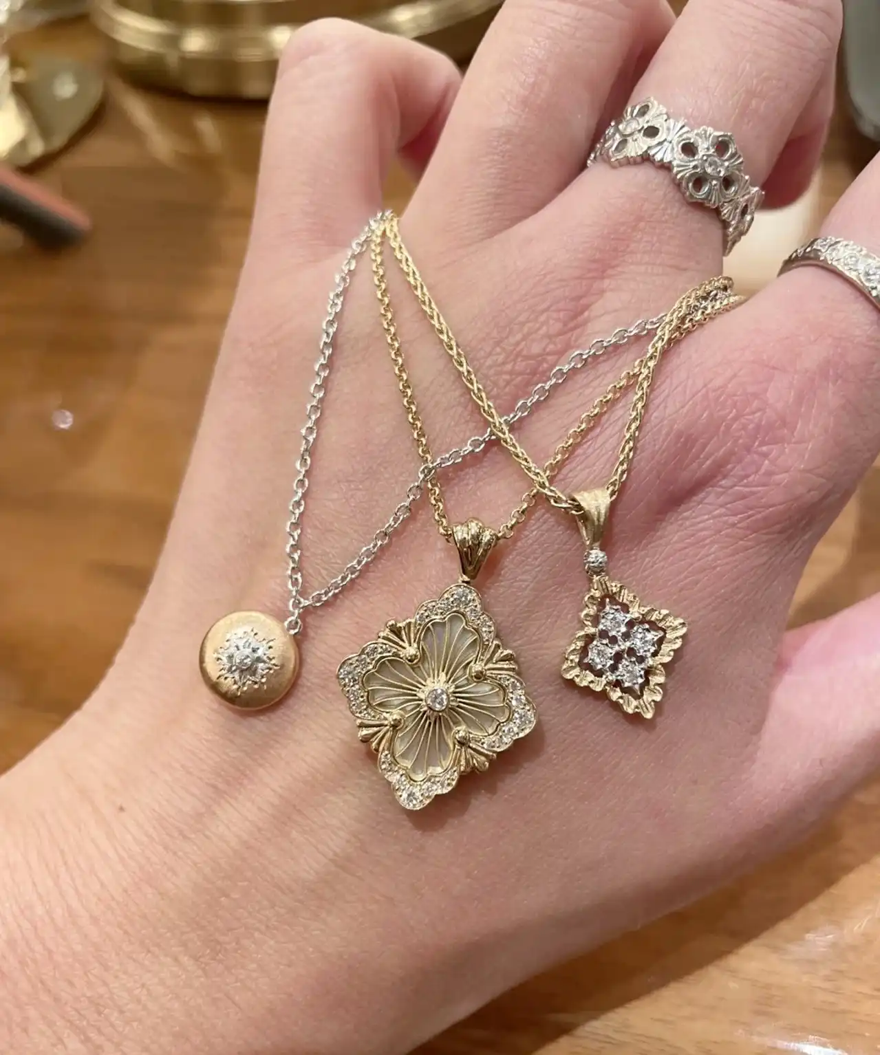 十克拉钻戒跌至几千元！2025婚恋新趋势：要黄金不要钻石的年轻人