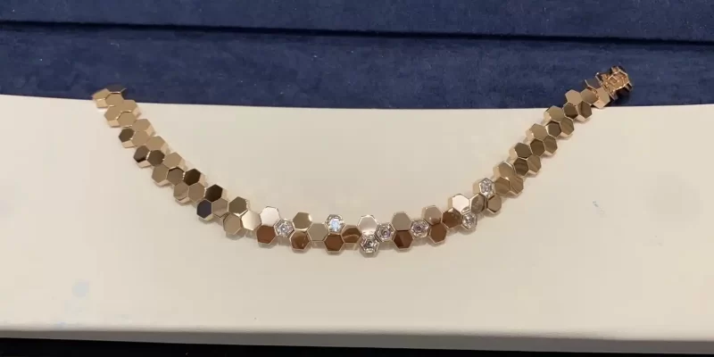 挑选完美求婚钻戒：选购指南与热门品牌推荐，助你赢得真爱一臂之力！